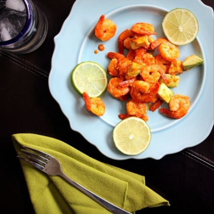 mexican spicy garlic shrimp with avocado and lime